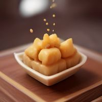 蘑菇传媒主编陈维，男性，短发，戴眼镜，专注阅读内容稿件，背景为编辑室书架